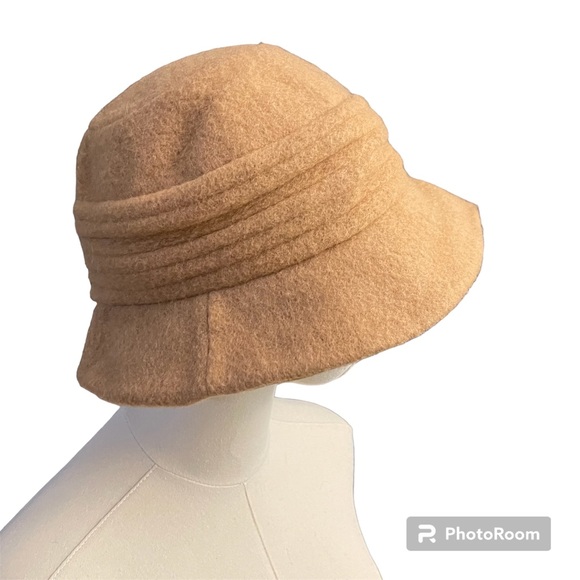 Lawliet Wool Hat Beaded Flower Appliqué Camel color - Picture 4 of 6